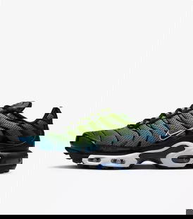 NIKE AIR MAX PLUS CHAMELEON BLACK BLUE VOLT US SIZE 8.5: NIKE AIR MAX PLUS CHAMELEON BLACK BLUE VOLT US SIZE 8.5 Nike Air Max Plus boasts blue and green coloring that exudes a “Chameleon&rdquo; vibe when considered alongside the shoe’s pattern and trans