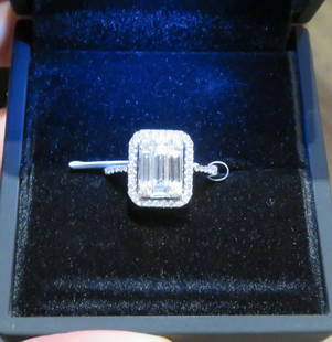 18KT FANCY BAGUETTE DIAMOND RING: 18KT FANCY BAGUETTE DIAMOND RING The Following Item we are offering is this Rare Important Radiant 18KT White Gold Rare Fancy Glittering and Sparkling Magnificent Diamond Ring. Ring Contains