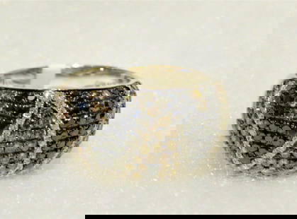 18KT BLACK DIAMOND CHAMPAGNE WHITE DIAMOND RING: 18KT BLACK DIAMOND CHAMPAGNE WHITE DIAMOND RING 18KT BLACK DIAMOND CHAMPAGNE WHITE DIAMOND RING The Following Items we are offering is a Rare Important 18KT White Gold Black Diamond, White Diamond, Ch