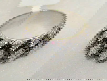 18KT GOLD CERTIFIED BLACK DIAMOND WHITE DIAMOND RING: 18KT GOLD CERTIFIED BLACK DIAMOND WHITE DIAMOND RING The Following Item we are offering is this Beautiful Rare Important 18KT White Gold Sparkling White Diamond Black Diamond Ring. Ring is comprised o
