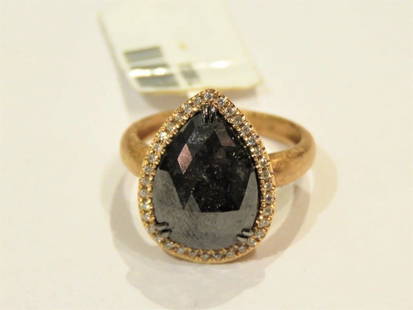 18KT GOLD EXQUISITE LRG BLACK DIAMOND WHITE DIAMOND RING: 18KT GOLD EXQUISITE LRG BLACK DIAMOND WHITE DIAMOND RING The Following Item we are offering is this Beautiful Rare Important 18KT Brushed Yellow Gold Shimmering Black and Sparkling White Diamond Ring.