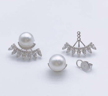 18KT RARE MULTI WEAR LARGE SOUTH SEA PEARL DIAMOND EARRINGS: 18KT RARE MULTI WEAR LARGE SOUTH SEA PEARL DIAMOND EARRINGS The Following Item we are offering are these Extremely Rare Beautiful 18KT Gold White Fine South Sea Pearl Earrings comprised of Rare Fine