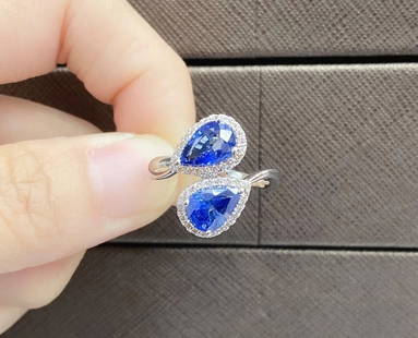 18KT GOLD FANCY SAPPHIRE DIAMOND CROSSOVER RING: 18KT GOLD FANCY SAPPHIRE DIAMOND CROSSOVER RING 18KT GOLD FANCY SAPPHIRE DIAMOND CROSSOVER RING The Following Item we are offering is a Rare Important Radiant 18KT Gold Large Rare Fancy Gorgeous