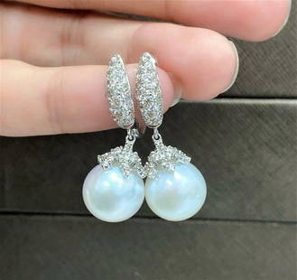 18KT GOLD LARGE FANCY PEARL DIAMOND DANGLE EARRINGS: 18KT GOLD LARGE FANCY PEARL DIAMOND DANGLE EARRINGS The Following Item we are offering are these Extremely Rare Beautiful 18KT Gold Fine Large Fancy Pearl Earrings comprised of approx 1.50CTS Carats