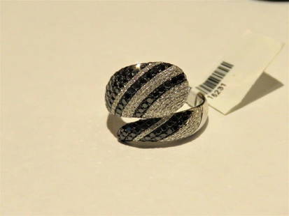 EXQUISITE LRG BLACK DIAMOND WHITE DIAMOND SNAKE RING: EXQUISITE LRG BLACK DIAMOND WHITE DIAMOND SNAKE RING The Following Item we are offering is this Beautiful Rare Important 18KT White Gold Sparkling Black and White Diamond Snake Lovers Ring. Ring is co