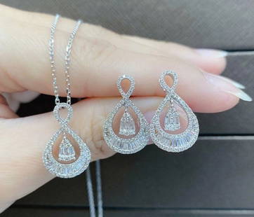 18KT GOLD GORGEOUS DIAMOND TWIST EARRINGS NECKLACE SET: 18KT GOLD GORGEOUS DIAMOND TWIST EARRINGS NECKLACE SET The Following Item we are offering is a Rare Important Radiant 18KT Gold Large Rare Fancy Diamond Dangle Twist Earrings and Pendant Necklace.