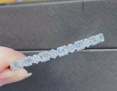 18KT GOLD IMPORTANT FANCY BAGUETTE DIAMOND BANGLE BRACELET: 18KT GOLD IMPORTANT FANCY BAGUETTE DIAMOND BANGLE BRACELET The Following Item we are offering is this Beautiful Rare Important 18KT White Gold Glittering Diamond Bangle Bracelet. Bracelet is