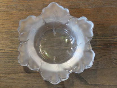 BEAUTIFUL ESTATE LARGE LALIQUE FRANCE LEAF ETCHED CENTERPIECE BOWL: BEAUTIFUL ESTATE LARGE LALIQUE FRANCE LEAF ETCHED CENTERPIECE BOWL BEAUTIFUL ESTATE LARGE LALIQUE FRANCE LEAF ETCHED CENTERPIECE BOWL The Following Items we are offering is an Estate Lalique Large Cen