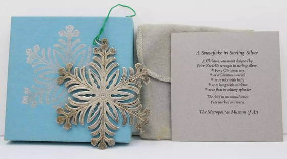 1973 METROPOLITAN MUSEUM OF ART STERLING SILVER SNOWFLAKE ORNAMENT W/ BOX 26.4 G: 1973 METROPOLITAN MUSEUM OF ART STERLING SILVER SNOWFLAKE ORNAMENT W/ BOX 26.4 G 1973 METROPOLITAN MUSEUM OF ART STERLING SILVER SNOWFLAKE ORNAMENT W/ BOX 26.4 G Description 1973 Metropolitan Museum
