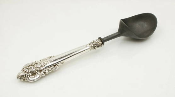 WALLACE GRANDE BAROQUE ICE CREAM SCOOP W/ STERLING SILVER HANDLE: WALLACE GRANDE BAROQUE ICE CREAM SCOOP W/ STERLING SILVER HANDLE WALLACE GRANDE BAROQUE ICE CREAM SCOOP W/ STERLING SILVER HANDLE Description Wallace Grande Baroque Ice Cream Scoop w/ Sterling Silver