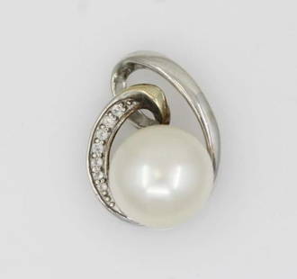 DESIGNER RL STERLING SILVER &14K YELLOW GOLD DIAMOND & PEARL PENDANT 3 GRAMS: DESIGNER RL STERLING SILVER &14K YELLOW GOLD DIAMOND & PEARL PENDANT 3 GRAMS Description Designer RL Sterling Silver &14K Yellow Gold Diamond & Pearl Pendant Pendant is in good condition. May show