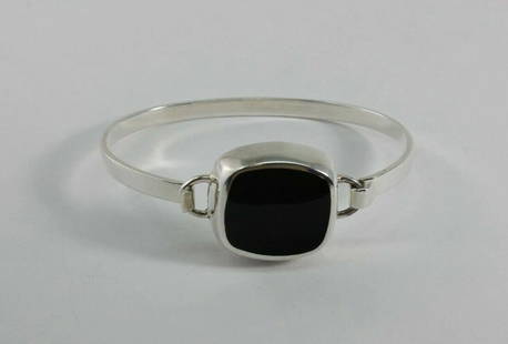 VINTAGE MEXICO STERLING SILVER BLACK ONYX INLAY BANGLE BRACELET SZ 6 3/4": VINTAGE MEXICO STERLING SILVER BLACK ONYX INLAY BANGLE BRACELET SZ 6 3/4" Description Vintage Mexico Sterling Silver Black Onyx Inlay Bangle Bracelet Beautiful item in good condition. May show signs