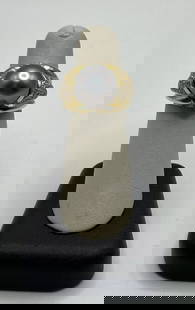 18KT YELLOW GOLD, DIAMOND & BLACK PEARL RING SIZE 6: 18KT YELLOW GOLD, DIAMOND & BLACK PEARL RING SIZE 6 This stunning ring is made of 18KT yellow gold, featuring a beautiful combination of black pearls and sparkling diamonds. The ring is a size 6 and