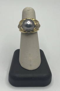 18K YELLOW GOLD, DIAMOND & BLACK PEARL RING SIZE 6: 18K YELLOW GOLD, DIAMOND & BLACK PEARL RING SIZE 6 This stunning ring is a true masterpiece of fine jewelry, combining the beauty of 18k yellow gold with the elegance of black pearls and sparkling