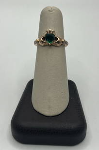 14K ROSE GOLD CLADDAGH RING WITH GREEN STONE & DIAMONDS SIZE 6.5: 14K ROSE GOLD CLADDAGH RING WITH GREEN STONE & DIAMONDS SIZE 6.5 This 14K rose gold Claddagh ring with a green stone & diamonds is a beautiful addition to any jewelry collection. The ring is crafted w