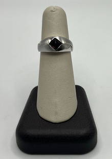 14KT WHITE GOLD & GARNET RING SIZE 6.5: 14KT WHITE GOLD & GARNET RING SIZE 6.5 This stunning 14KT white gold ring is a must-have for any fine jewelry collection. The ring features a beautiful garnet stone, which adds a pop of color to the