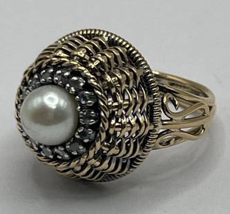 14K Y/G BASKET WEAVE RING SIZE 5.5 WITH PEARL & COLORLESS STONES: 14K Y/G BASKET WEAVE RING SIZE 5.5 WITH PEARL & COLORLESS STONES 7.8 gramsThis 14K yellow gold ring features a basket weave design and is designed in size 5.5. Adorned with a lustrous pearl as the