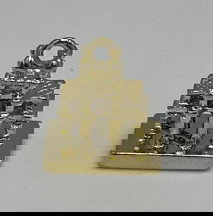 18K YELLOW GOLD BUILDING CHARM: 18K YELLOW GOLD BUILDING CHARM This beautiful 18K yellow gold charm is the perfect addition to any collection. With a unique building design, this charm is sure to stand out. The metal purity is 18k
