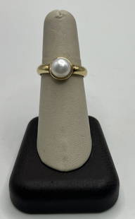 14KT YELLOW GOLD & PEARL RING SIZE 7: 14KT YELLOW GOLD & PEARL RING SIZE 7 Add a touch of elegance to your jewelry collection with this stunning 14KT yellow gold and pearl ring. The ring is a size 7 and features a beautiful pearl as the