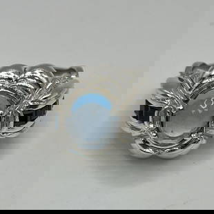 STERLING SILVER & BLUE TOPAZ RING SIZE 5.75: STERLING SILVER & BLUE TOPAZ RING SIZE 5.75 This stunning ring is crafted from sterling silver and features a captivating blue topaz stone. The band is designed to fit a ring size of 5.75/6 (see pictu