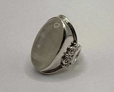 SAJEN MOONSTONE RING SIZE 7: SAJEN MOONSTONE RING SIZE 7 Embrace the enchanting allure of moonstone with the Sajen Size 7 ring, a sterling silver piece that exudes a subtle yet captivating charm. The main stone, carefully set in