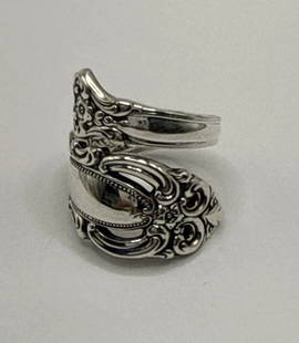 TOWLE STERLING SILVER SPOON RING SIZE 5.5 (ADJUSTABLE) 1973: TOWLE STERLING SILVER SPOON RING SIZE 5.5 (ADJUSTABLE) 1973 Elevate your accessory collection with the timeless elegance of the Towle Sterling Silver Spoon Ring. Crafted in 925 sterling silver, this