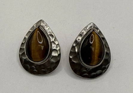 VINTAGE TIGER’S EYE STERLING SILVER 925 HAMMERED TEARDROP STUD EARRINGS: VINTAGE TIGER’S EYE STERLING SILVER 925 HAMMERED TEARDROP STUD EARRINGS Crafted with an eye for classic beauty, these Vintage Tiger’s Eye Sterling Silver 925 earrings present a timeless teardrop s