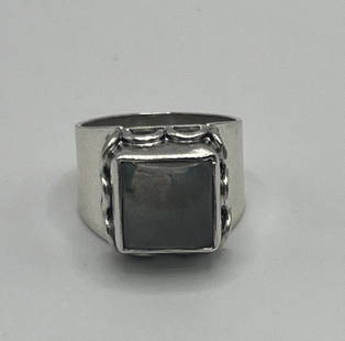 STERLING SILVER & FLORITE RING SIZE 5.5: STERLING SILVER & FLORITE RING SIZE 5.5 Add a touch of elegance to your wardrobe with this stunning Sterling Silver & Florite Ring in size 5.5. The ring is crafted with 925 Metal Purity and features a