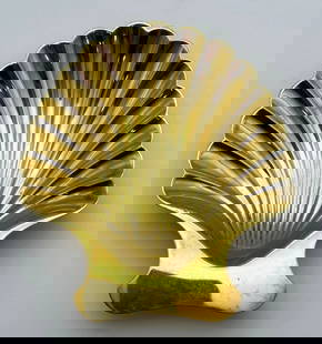 TIFFANY & CO. SEA SHELL STERLING SILVER WITH 18K GOLD PLATED TRAY 69.8 GRAMS: TIFFANY & CO. SEA SHELL STERLING SILVER WITH 18K GOLD PLATED TRAY 69.8 GRAMS Tiffany & Co. Sea Shell Sterling SIlver with 18k Gold Plated Tray 69.8 grams Condition: Used, has been cleaned to the best