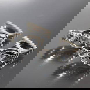 HERMES BELT MOTIF CUFFLINKS SILVER 925 AUTHENTIC: HERMES BELT MOTIF CUFFLINKS SILVER 925 AUTHENTIC 4804A Style : Cufflinks Size & Length (Approx.) : 1×2cm Material : Silver 925 Main Stone : None Total weight (Approx.) : 11.6g Additional Parts: None