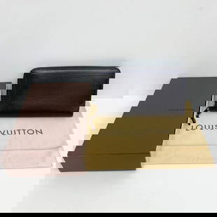 AUTHENTIC LOUIS VUITTON UTAH ZIP CLUTCH WALLET LEATHER DARK BROWN LV LOGO: Signature Logo, LV Chic, Luxury Zip Closure Leather, Silver Plated Manufactured: Spain Serial No.: CA0160 Length: 21 cm Height: 12 cm Depth: 2.5 cm