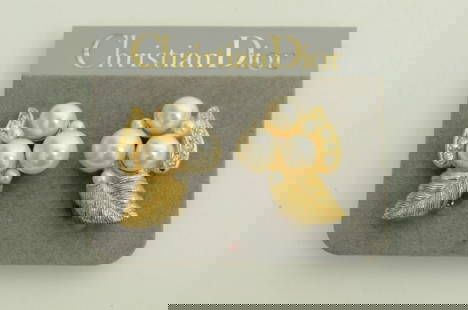 AUTHENTIC CHRISTIAN DIOR VINTAGE EARRINGS FAUX PEARL RHINESTONE LEAF GP JEWELRY: AUTHENTIC CHRISTIAN DIOR VINTAGE EARRINGS FAUX PEARL RHINESTONE LEAF GP JEWELRY Christian Dior Jewelry Accessory Ladies, Womens, Female Clip On Gold Plated, Rhinestone, Faux Pearl Manufactured: German