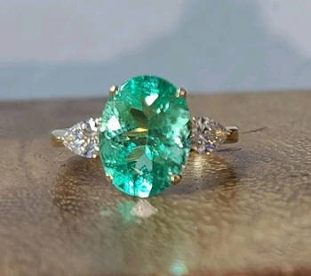 VINTAGE 14K YELLOW GOLD ENGAGEMENT RING 2.93CT.NATURAL COLOMBIA  EMERALD OVAL: VINTAGE 14K YELLOW GOLD ENGAGEMENT RING 2.93CT.NATURAL COLOMBIA EMERALD OVAL This stunning vintage 14k yellow gold ring features a beautiful oval-cut natural Colombian emerald, weighing in at an impre