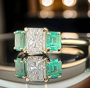VINTAGE 14K YELLOW GOLD RING 1.47CT. NATURAL PRINCESS CUT DIAMOND GREEN EMERALD: VINTAGE 14K YELLOW GOLD RING 1.47CT. NATURAL PRINCESS CUT DIAMOND GREEN EMERALD Vintage 14K Yellow Gold engagement three-stone ring. Center natural Princess cut Diamond weight 0.85ct. size 5.1x5.8mm H
