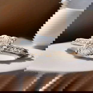 VINTAGE PLATINUM ENGAGEMENT RING 0.90CT.NATURAL OLD EURO ROUND CUT DIAMOND 1930': VINTAGE PLATINUM ENGAGEMENT RING 0.90CT.NATURAL OLD EURO ROUND CUT DIAMOND 1930' Vintage platinum old euro round cut diamond engagement RING circ 1930's CENTER natural round old euro cut diamond WEIGH