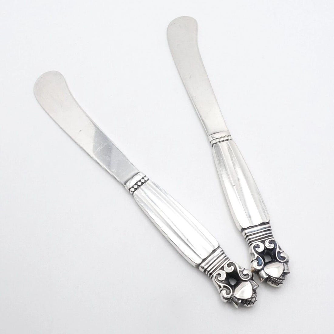 GEORG JENSEN JOHAN ROHDE STERLING SILVER ACORN BUTTER KNIFE 5.9": GEORG JENSEN JOHAN ROHDE STERLING SILVER ACORN BUTTER KNIFE 5.9" Vintage Georg Jensen Design by Johan Rohde Sterling Silver Acorn Pattern Butter Knife Length - 5.9" Est. Retail - $250 USD per knife Es
