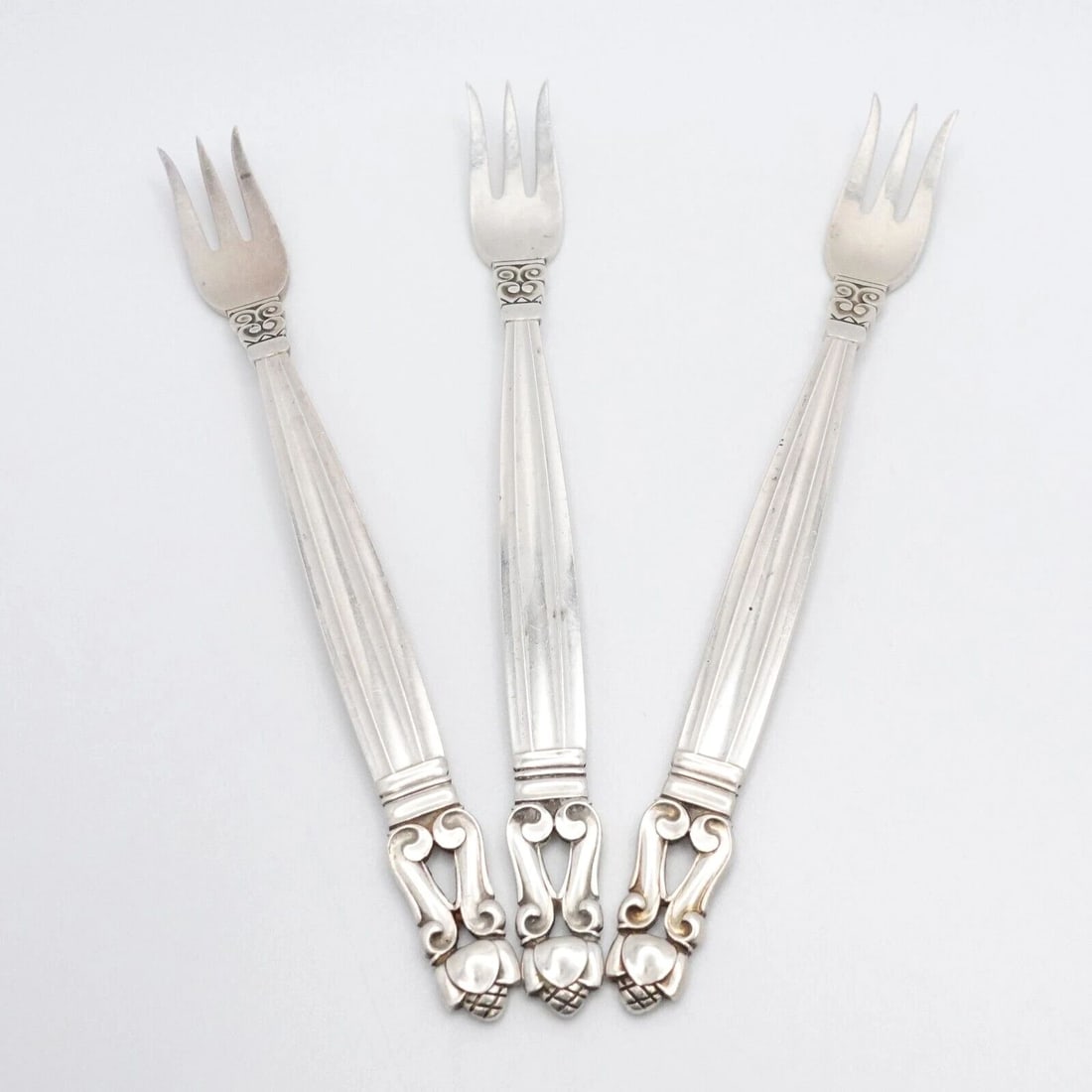 GEORG JENSEN JOHAN ROHDE STERLING SILVER ACORN OYSTER FORK 5.7": GEORG JENSEN JOHAN ROHDE STERLING SILVER ACORN OYSTER FORK 5.7" Vintage Georg Jensen Design by Johan Rohde Sterling Silver Acorn Pattern Oyster Fork Length - 5.7 " Est. Retail - $195 USD per fork Est.
