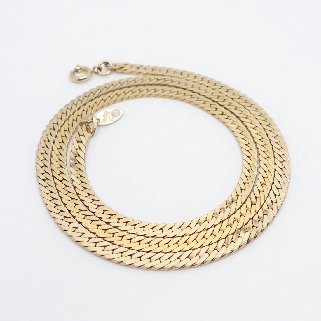 TRIFARI YELLOW GOLD PLATED 3.5MM FLAT CHAIN NECKLACE - 18" LONG: TRIFARI YELLOW GOLD PLATED 3.5MM FLAT CHAIN NECKLACE - 18" LONG Trifari Yellow Gold Plated Flat Chain Necklace Length - 18" Long Width - 3.5mm Depth - 1mm Total Weight - 10 Grams