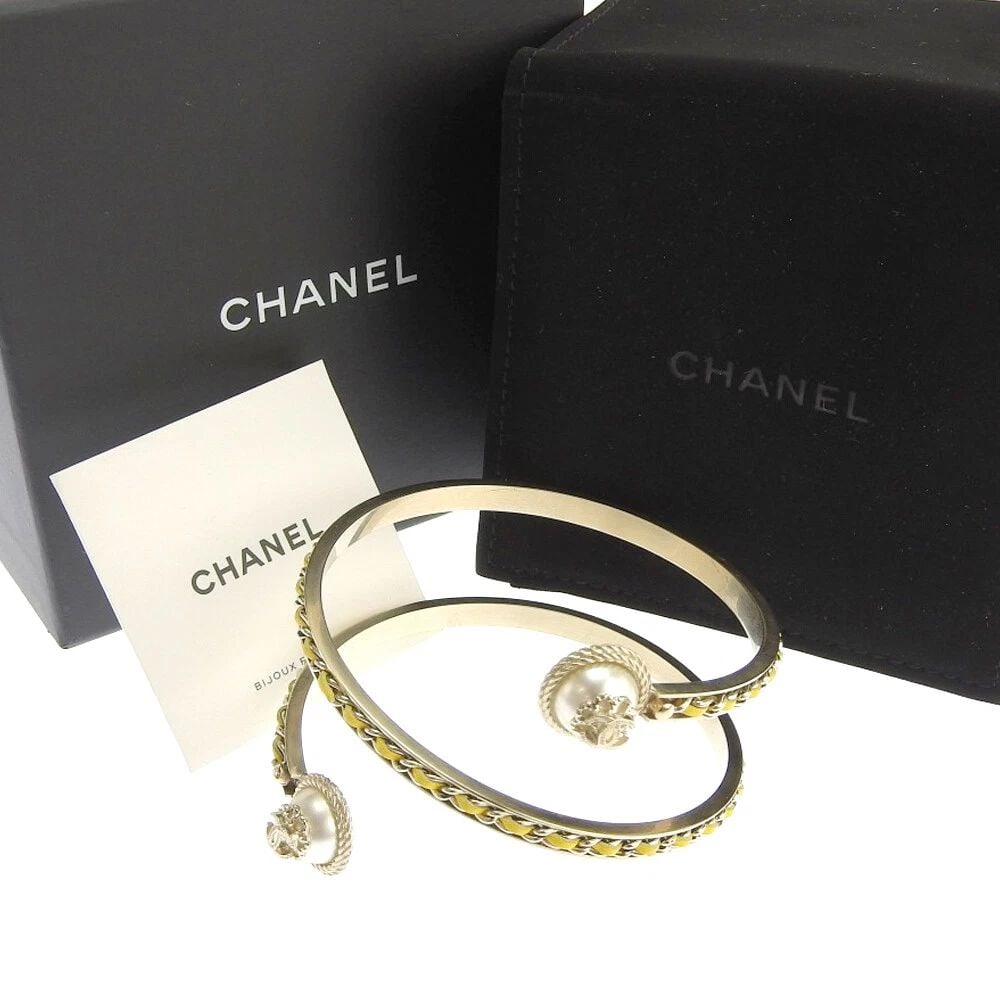 CHANEL BRACELET BANGLE CC FAKE PEARL YELLOW COCO B18C GOLD GP #S AUTHENTIC: CHANEL Bracelet Bangle CC Fake Pearl Yellow COCO B18C Gold GP #S authentic Description [Condition] A Some damages from normal use, but the condition is relatively good. [Size]#S /Wrist 8.66"(22cm) /W