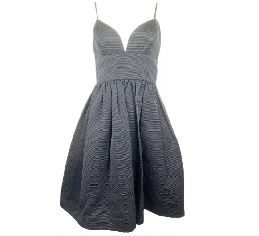 BILL BLASS BLACK BABYDOLL DRESS SIZE 8: BILL BLASS BLACK BABYDOLL DRESS SIZE 8 BILL BLASS BLACK BABYDOLL DRESS SIZE 8 Black striped textured pattern Featuring spaghetti straps, measure 6" on the front and 10.5" on the back One pocket on eac