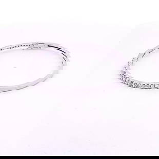 1.00 CARAT ROUND BRILLIANT E VS1 DIAMOND 14K WG BANGLE BRACELET: 1.00 CARAT ROUND BRILLIANT E VS1 DIAMOND 14K WG BANGLE BRACELET 1.00 Carat Round Brilliant E VS1 Diamond 14 Karat White Gold Bangle Bracelet 14k Details Department Unisex Adults Main Stone Diamond Met