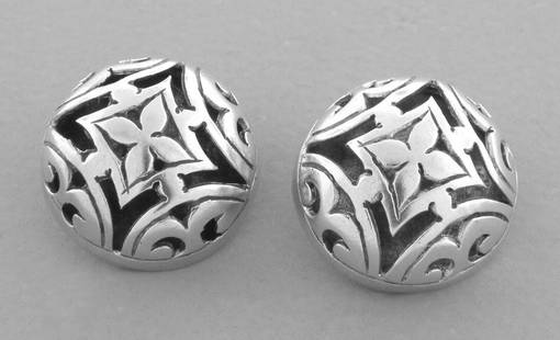 VINTAGE JOHN HARDY STERLING SILVER CLIP ON EARRINGS: JOHN HARDY STERLING SILVER EARRINGS Earrings measure 0.71" in diameter John Hardy Sterling silver earrings Vintage Pre-owned in good condition, minor wear due to age, please refer to pics Clip on Back