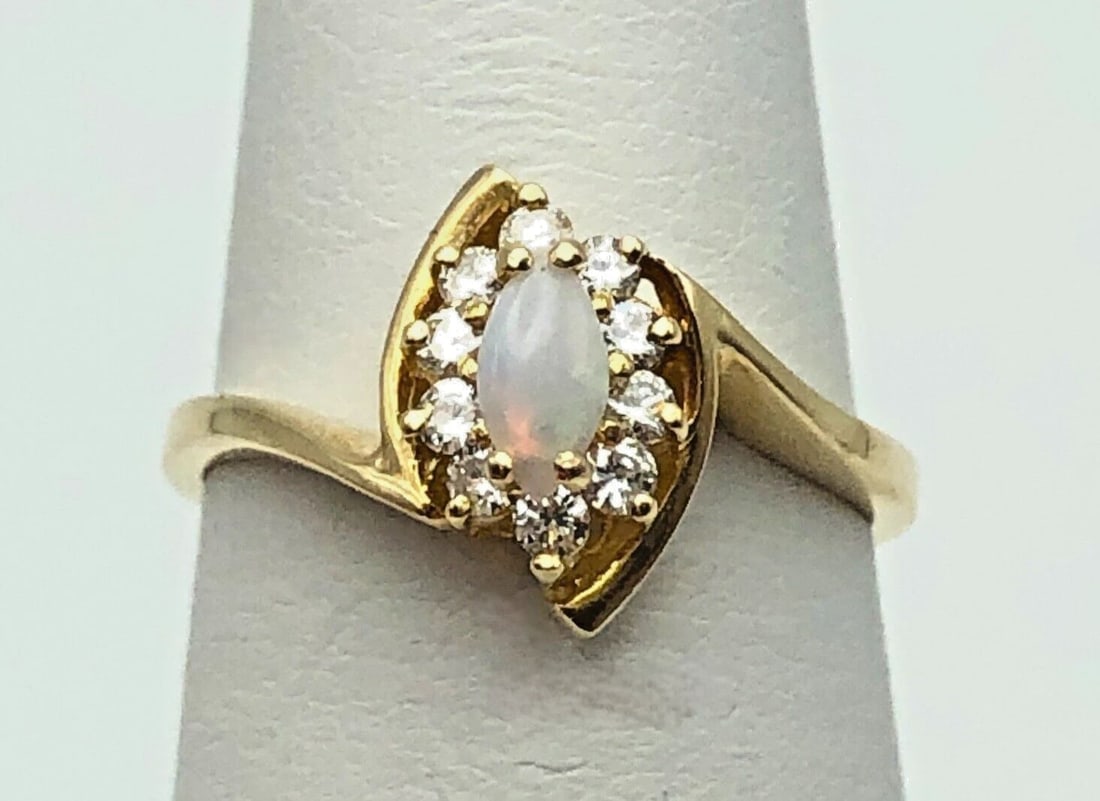 14K GOLD RING WITH NATURAL OPAL AND 0.13CTS OF DIAMONDS   SIZE: 6.5 (1 of 2)