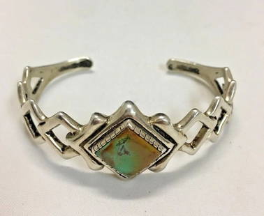 VINTAGE 925 STERLING SILVER BRACELET/CUFF WITH CENTER GREEN TURQUOISE STONE: VINTAGE 925 STERLING SILVER BRACELET/CUFF WITH CENTER GREEN TURQUOISE STONE Vintage 925 Sterling Silver bracelet/cuff with center Turquoise Stone You are bidding on a Vintage 925 Sterling Silver brace