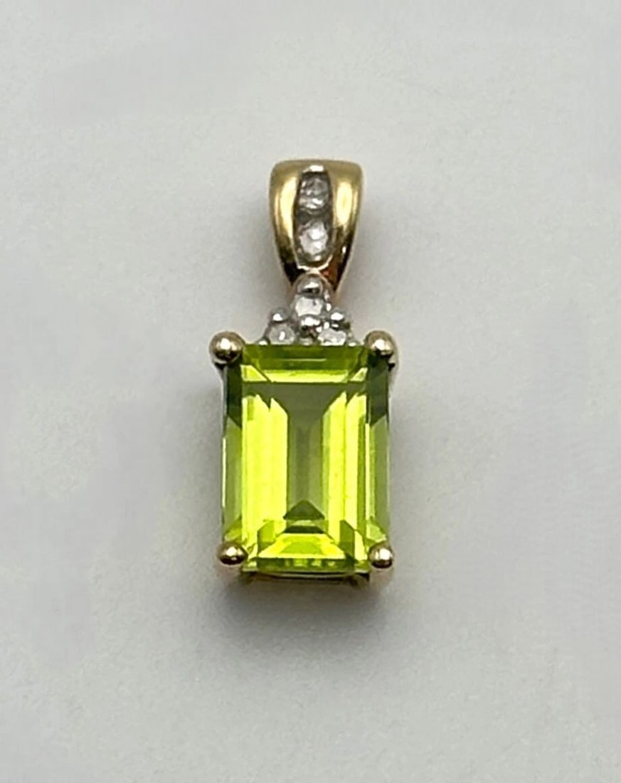 10K YELLOW GOLD PENDANT WITH PERIDOT, 0.05CTS OF DIAMONDS   0.8 GRAMS (1 of 2)