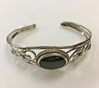 STERLING SILVER BRACELET WITH GREEN STONE: STERLING SILVER BRACELET WITH GREEN STONE Sterling silver bracelet with Green Stone You are bidding on a pre-owned Sterling silver bracelet with Green Stone. There are minor scratches on the bracelet