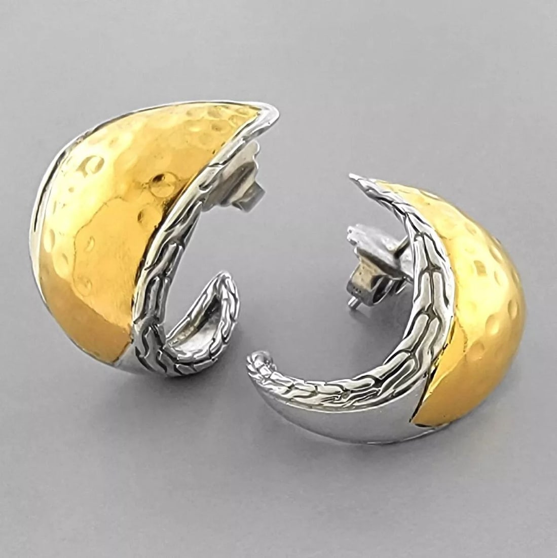 JOHN HARDY 22K GOLD STERLING SILVER HALF HOOP EARRINGS POST BACK: JOHN HARDY 22K GOLD STERLING SILVER EARRINGS Earrings measure 0.93" H x 0.55" Wide John Hardy 22k Yellow gold & Sterling silver hoop earrings Pre-owned in good condition, please refer to pics Butterfl