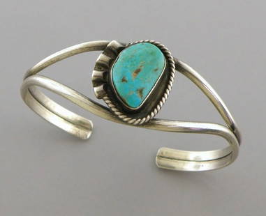 VINTAGE BEAUTIFUL NAVAJO STERLING SILVER TURQUOISE CUFF BANGLE BRACELET: VINTAGE TURQUOISE STERLING SILVER CUFF BANGLE Vintage Turquoise sterling silver Navajo cuff Measures 2.35" inside length Measures 0.92" wide in front Vintage, Pre-owned, in good condition for it's age