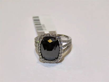18KT GOLD EXQUISITE LRG BLACK DIAMOND WHITE DIAMOND RING: 18KT GOLD EXQUISITE LRG BLACK DIAMOND WHITE DIAMOND RING LAST CALL, LAST CHANCE!! LIQUIDATION SALE!! The Following Item we are offering is this Beautiful Rare Important 18KT Gold Shimmering Black and