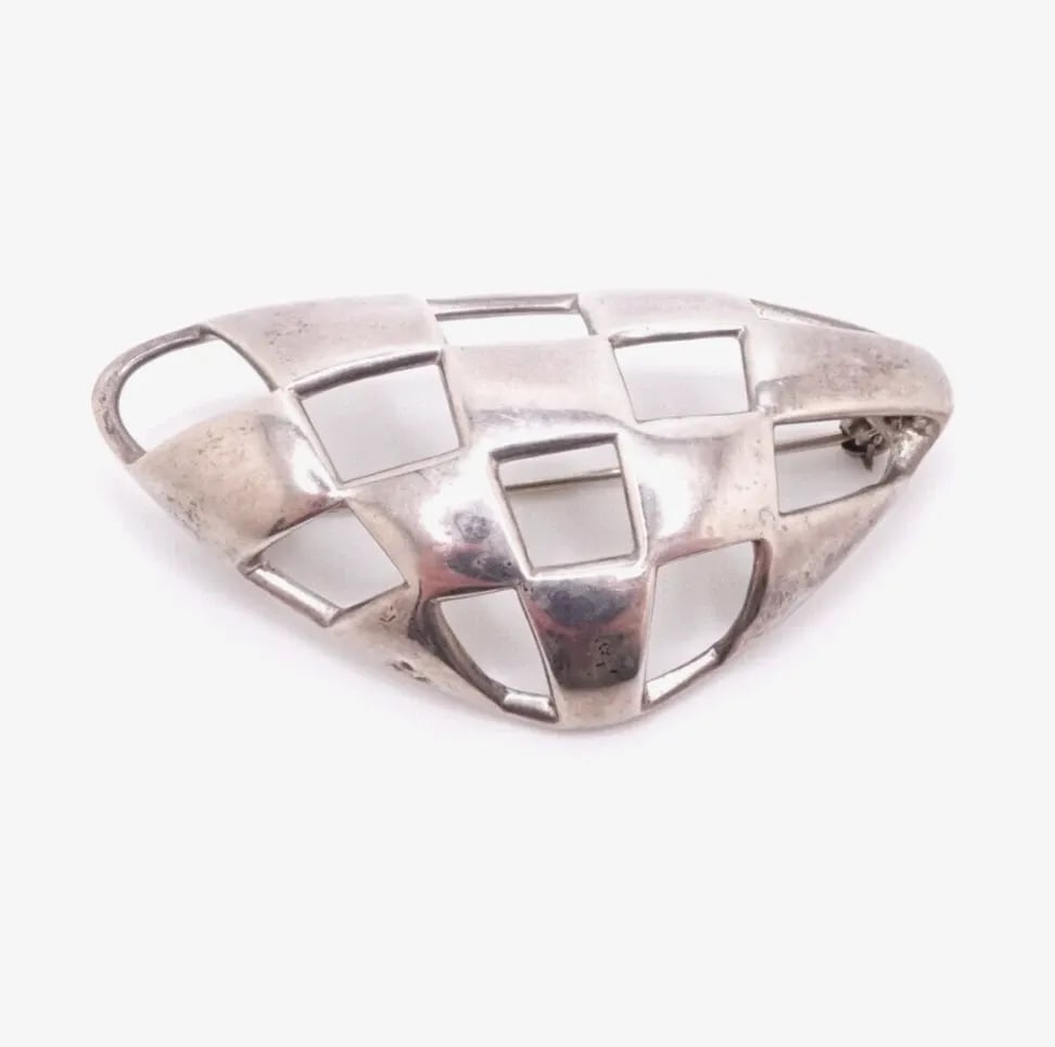 1987 ANGELA CUMMINGS STERLING SILVER FREEFORM BROOCH: 1987 ANGELA CUMMINGS STERLING SILVER FREEFORM BROOCH Angela Cummings Sterling Silver 1987 Freeform Brooch Total Weight - 10.7 Grams Height - 2" in. Width - 1.25" in.